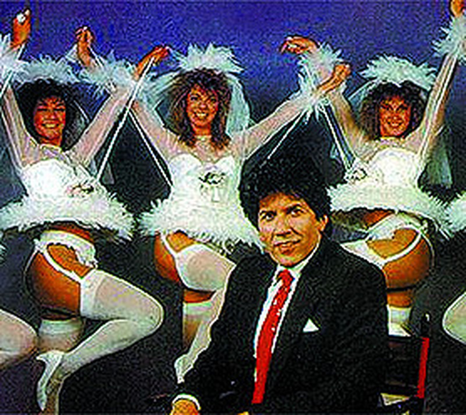 Georgie Dann junto a su cuerpo de bailarinas.