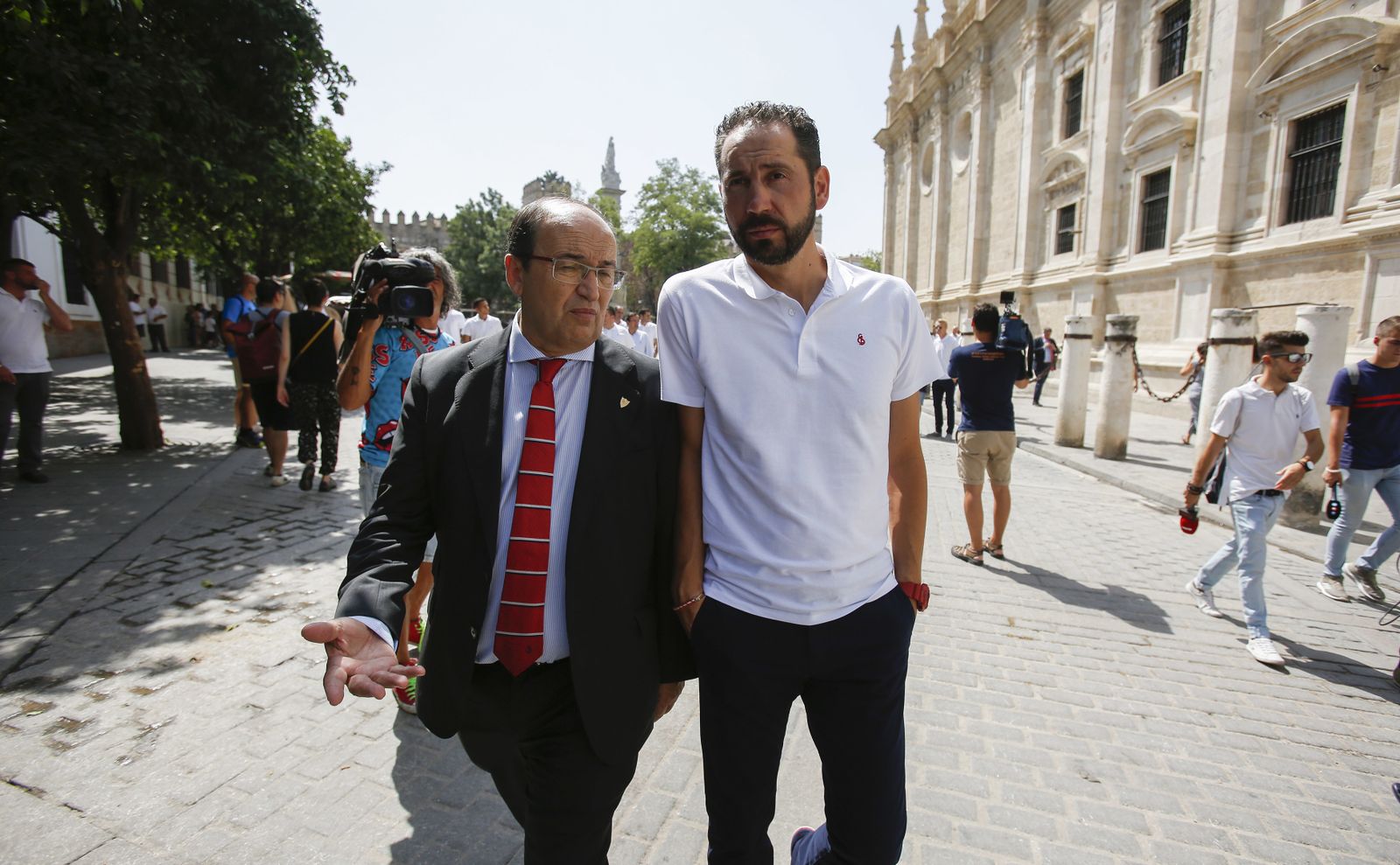 Tradicional ofrenda floral del Sevilla FC a la Virgen de los Reyes