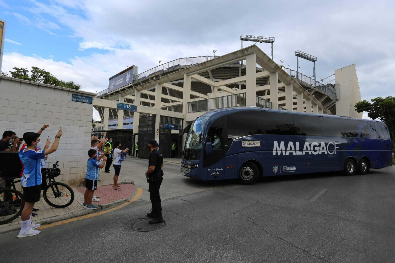 Galería: Llegada del equipo a La Rosaleda antes del Málaga CF-SD Huesca