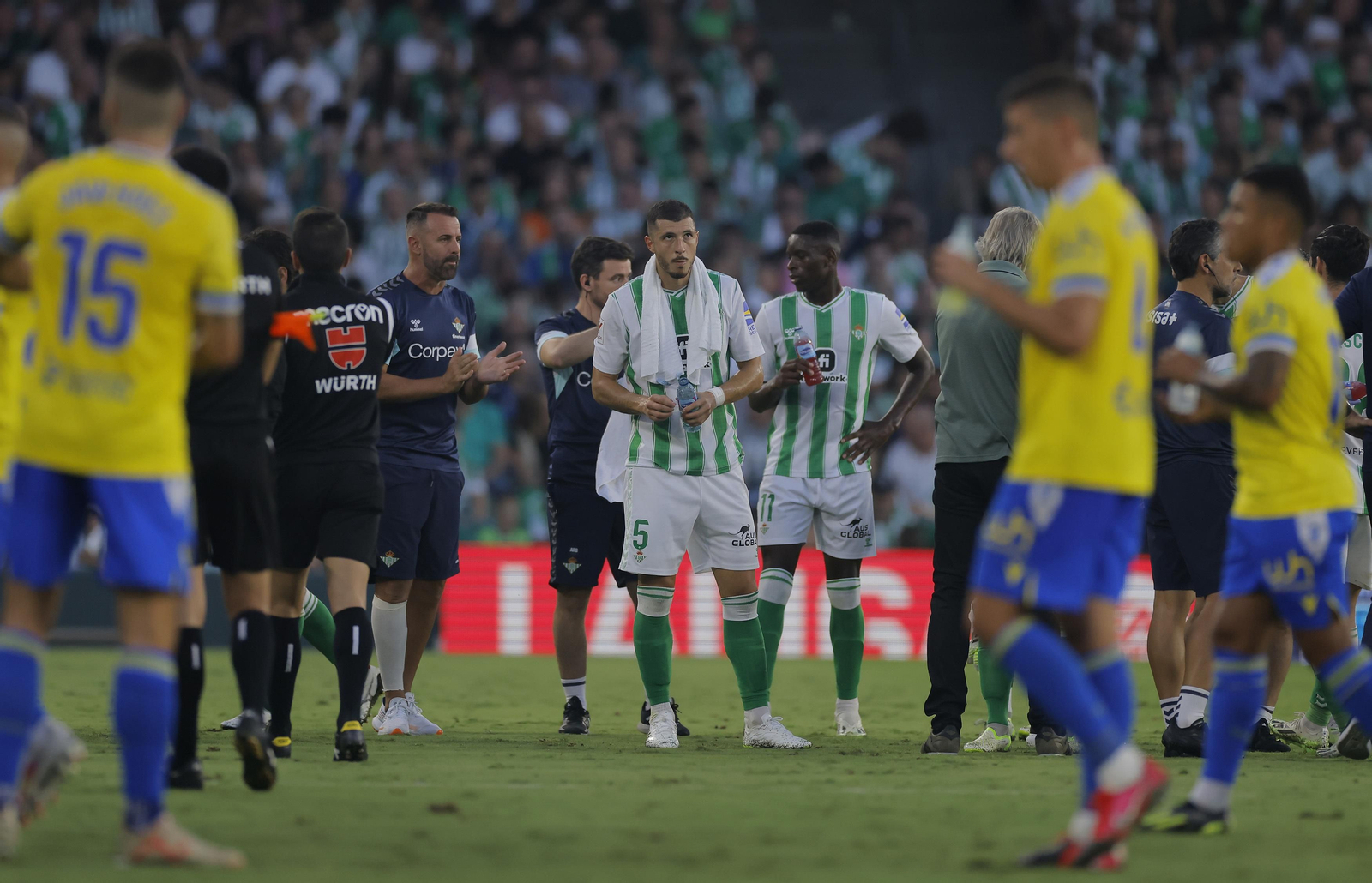 Guido y Luiz Henrique se refrescan en la segunda pausa de hidratación, Doblas los anima y Pellegrini le da instrucciones al grupo.