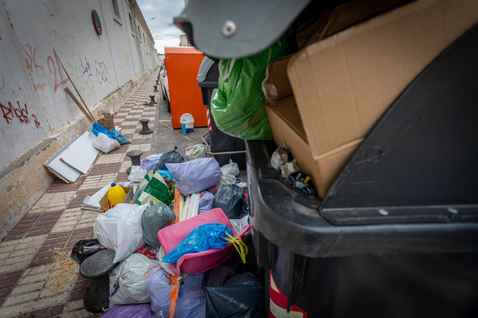 La basura ocupaba ayer ya incluso algunas  las aceras de las inmediaciones de la calle Valdés.