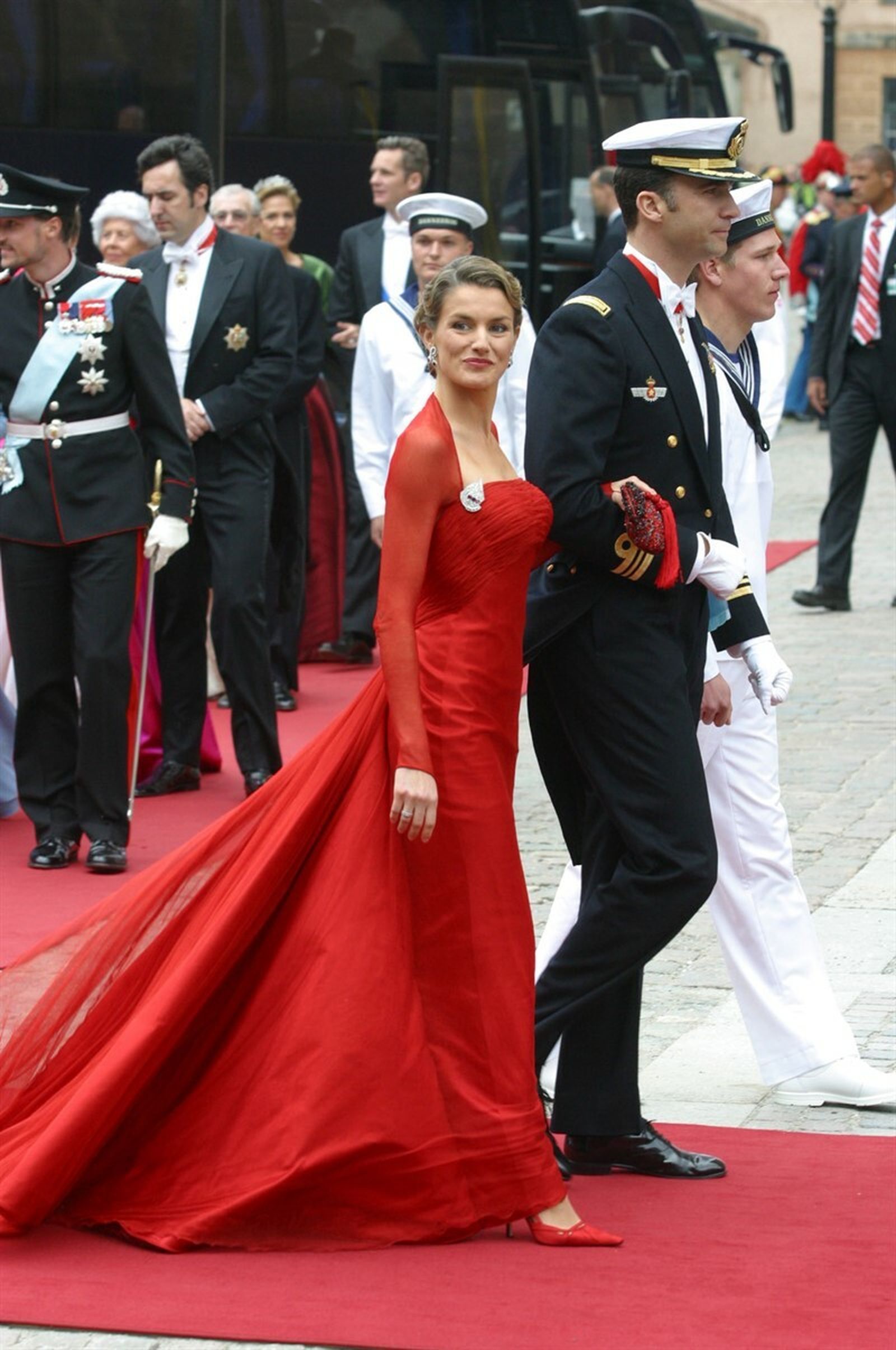 Don Felipe y Doña Letizia, con el vestido rojo de Caprile que llevó en el enlace de Federico de Dinamarca.
