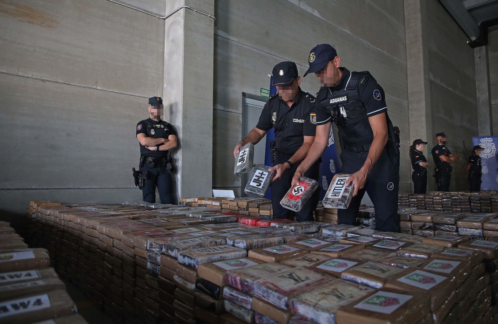 Policía y Aduanas evitan la entrada  de 9.436 kilos de cocaína en Europa