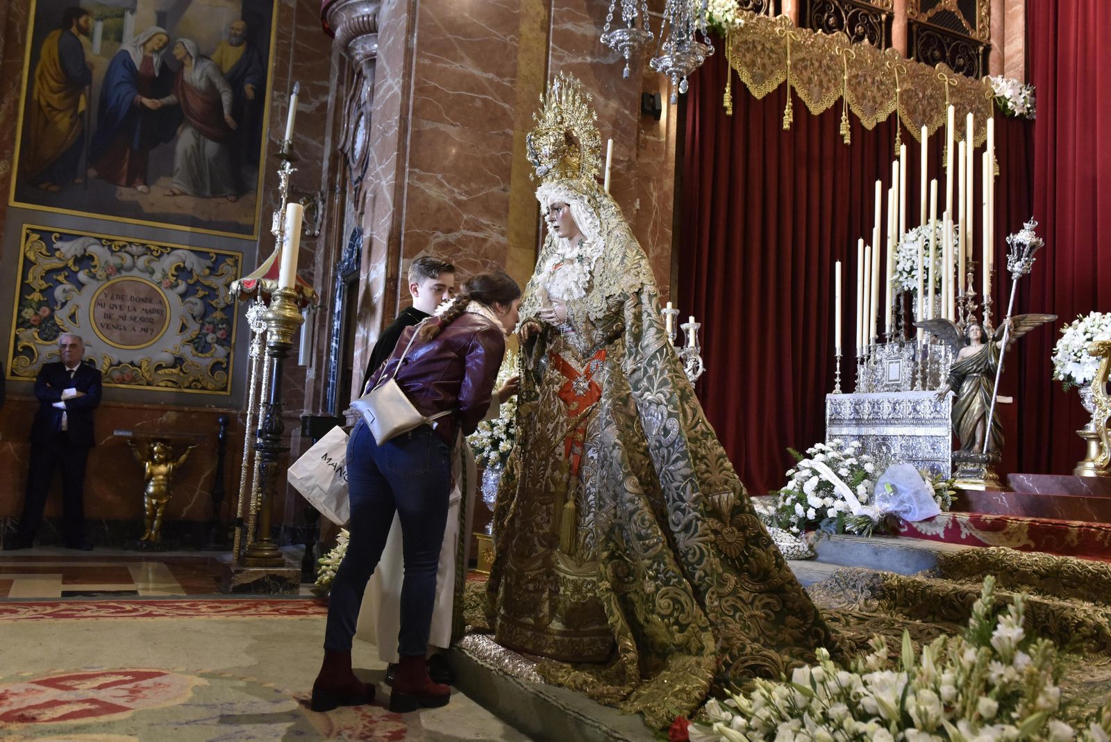 El besamanos de la Macarena, en imágenes