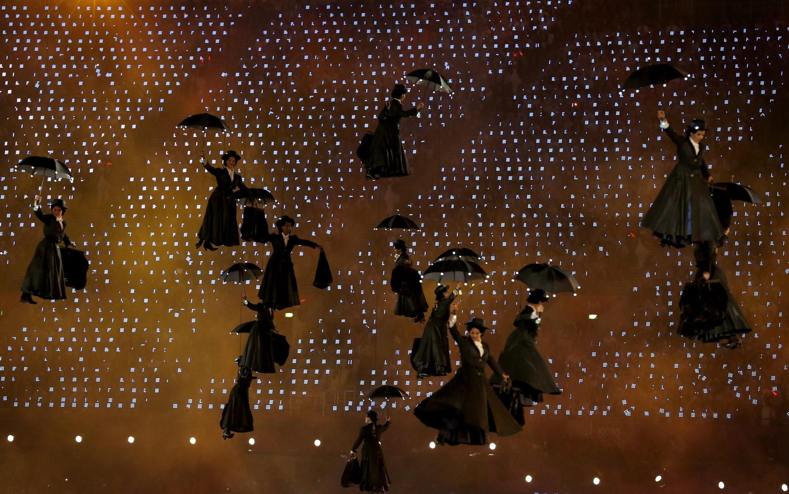 Un grupo de actrices que representan un número dedicado al filme 'Mary  Poppins ' en la inauguración de los Juegos Olímpicos de Londres 2012.