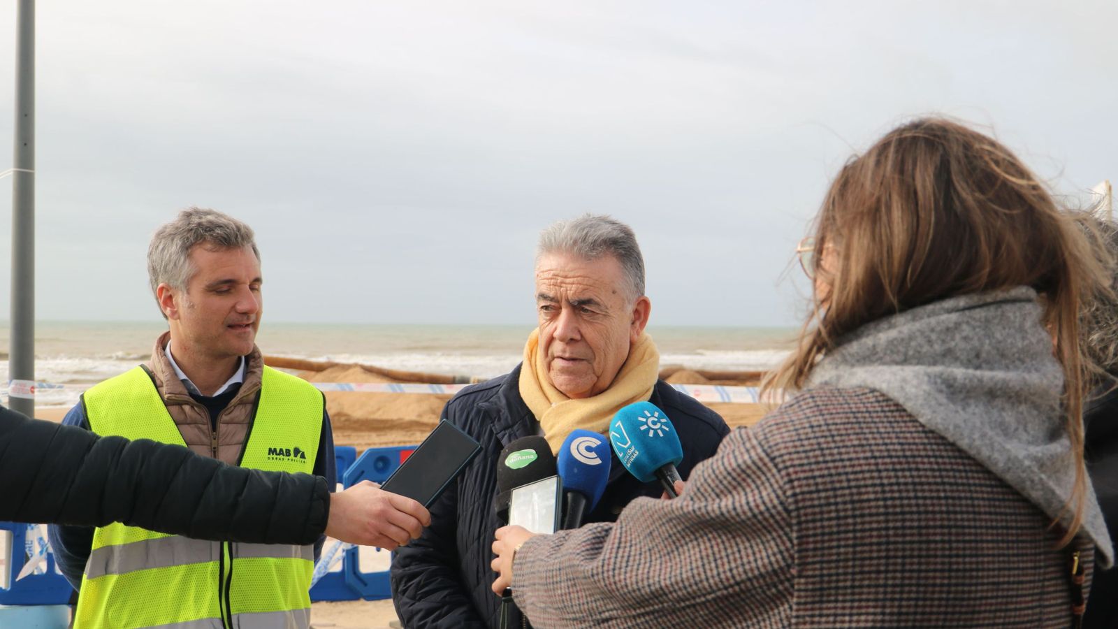 El alcalde de Almonte, Paco Bella, en el paseo marítimo de Matalascañas.