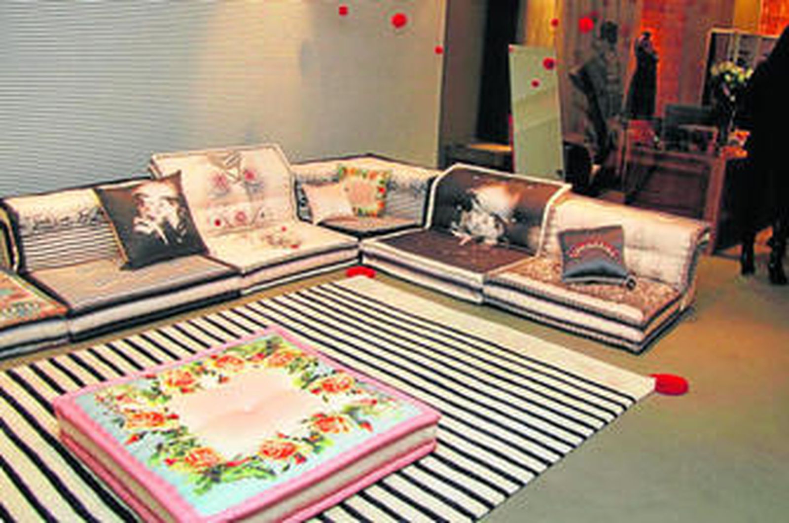 estilo gaultier. Sobre estas líneas, los sofás diseñados por Hans Hopfer y que Jean Paul Gaultier ha revestido ahora en exclusiva para Roche Bobois. En la colección se incluyen también otros muebles (derecha y abajo) como camas o armarios y hasta cojines.