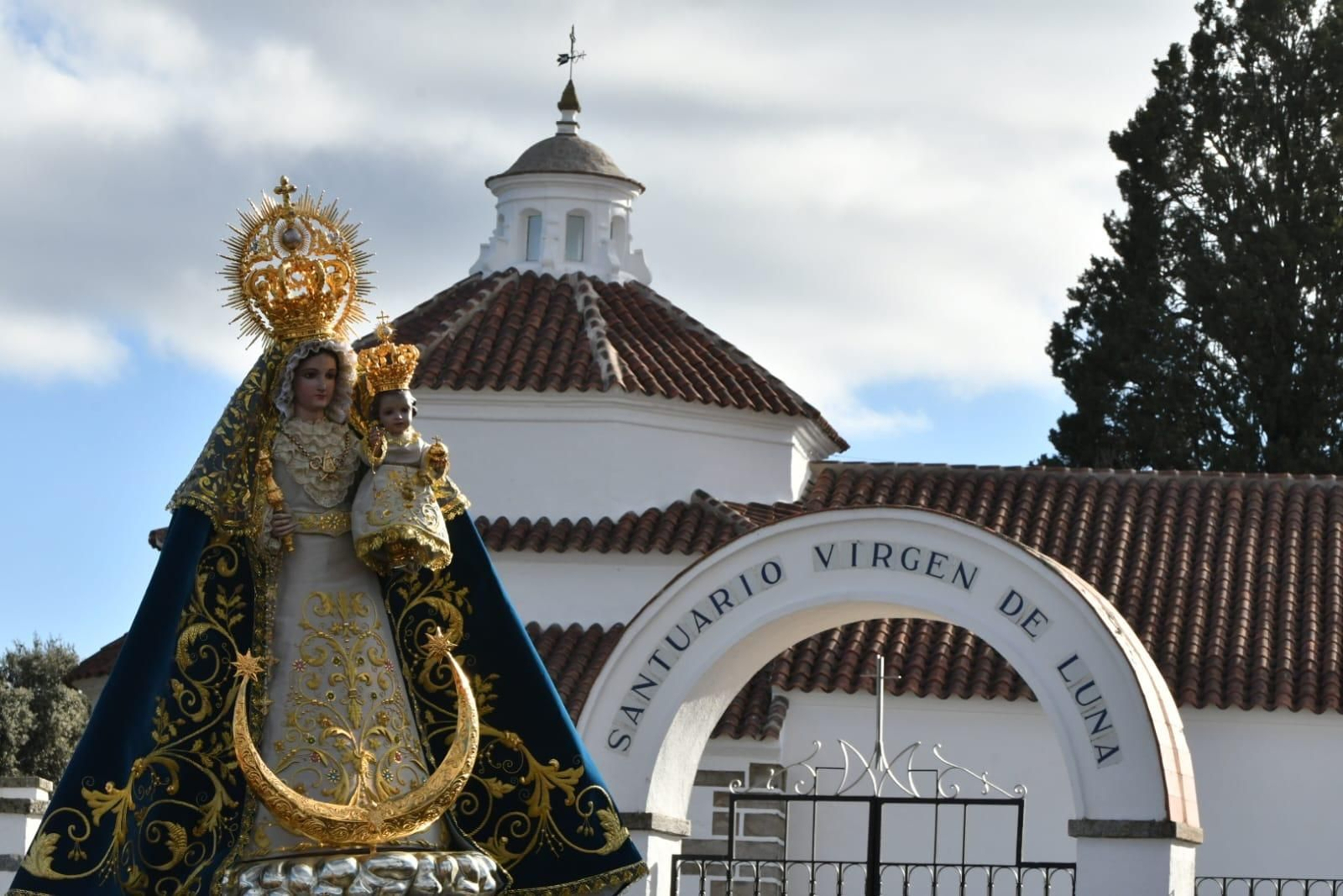 Procesión de la Virgen de Luna tras su coronación canónica