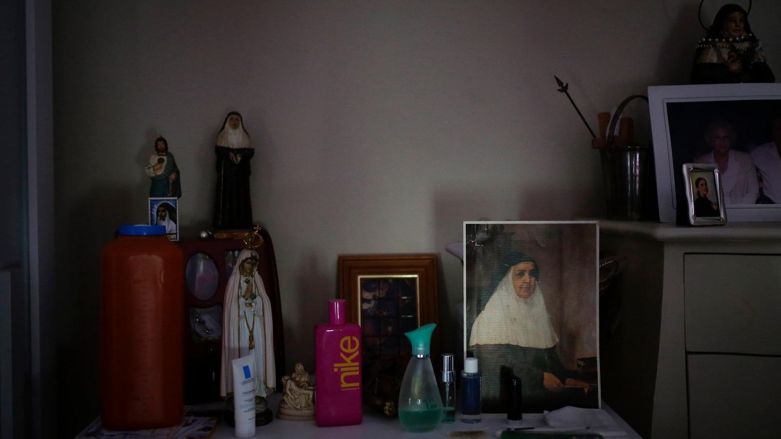 Santa Ángela y otros santos comparten lugar estos días con productos de higiene y limpieza.