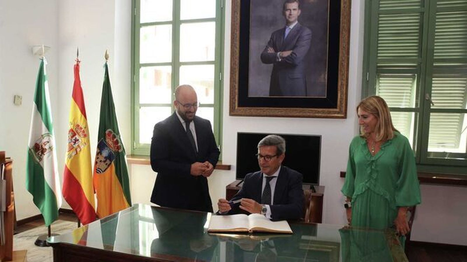El consejero Jorge Paradela (en el centro), junto a Inmacula Olivero y el alcalde Germán Beardo, durante la visita institucional al Ayuntamiento de El Puerto.