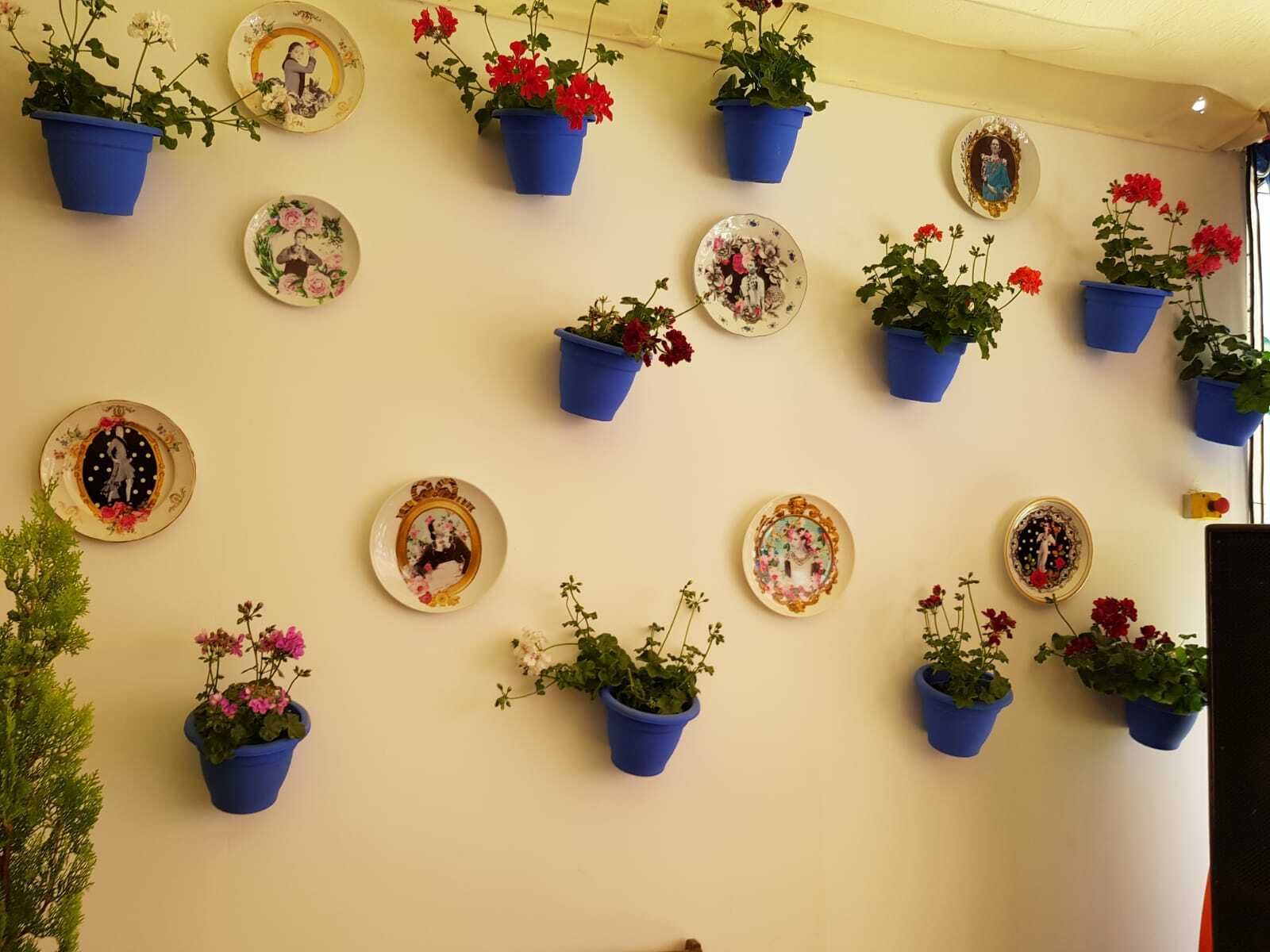 La de Víctor Raposo ha sido una de las casetas con más detalles, donde el protagonismo lo han tenido distintos platos decorativos que inundaban las paredes de la caseta.