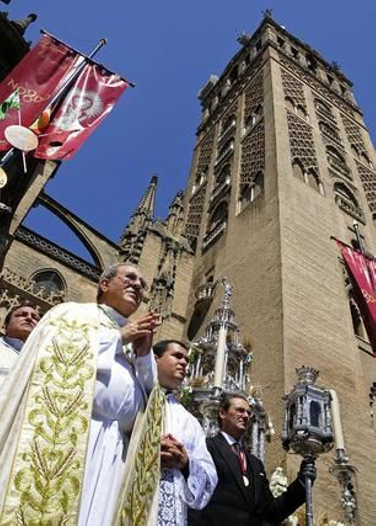 El arzobispo Asenjo a su paso del desfile militar.

Foto: Juan Carlos Váquez