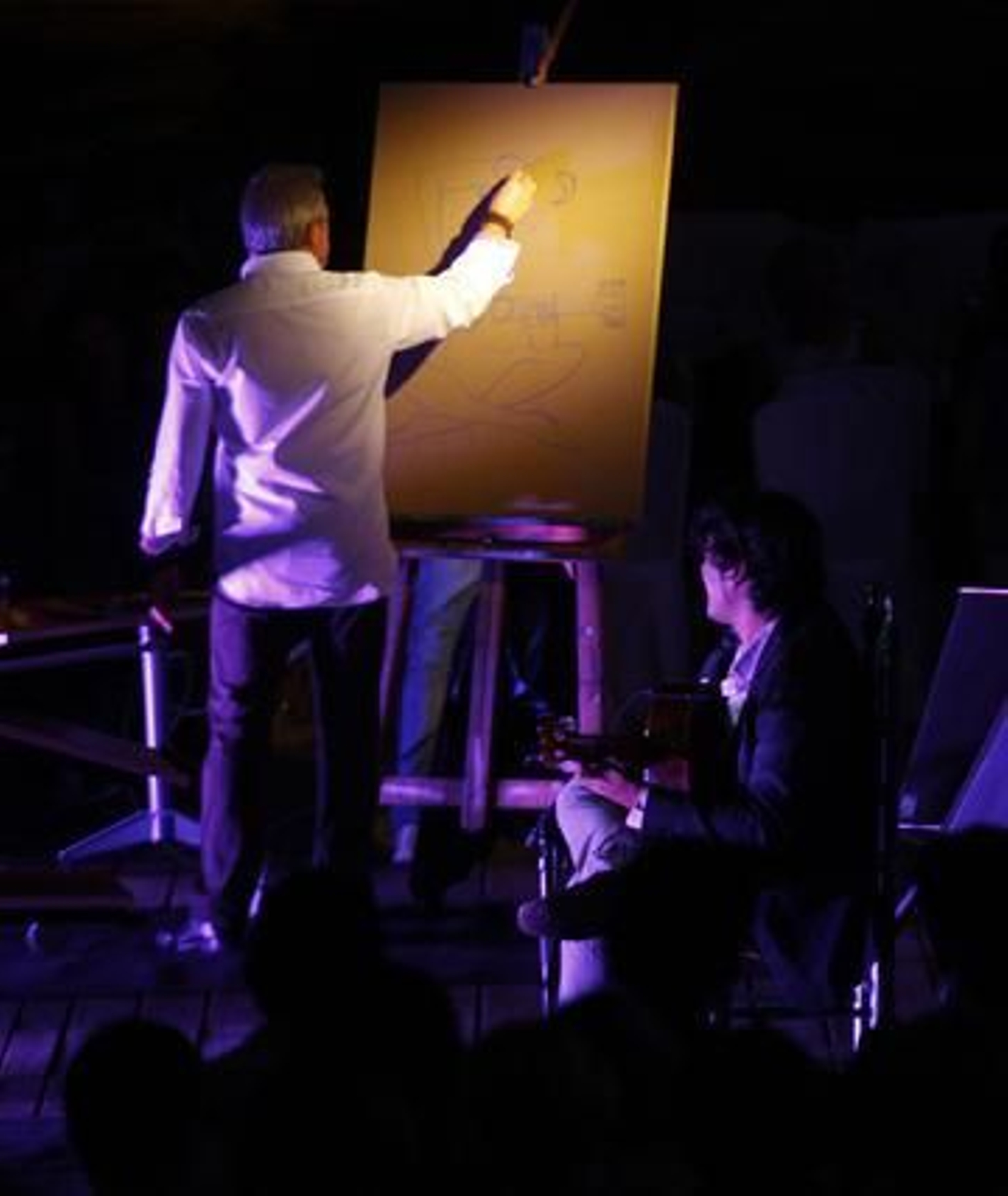 Las gradas del coliseo estrenaron aforo ante unos 400 invitados a un acto simbólico como la guitarra de Daniel Casares y el predicado de Carlos Álvarez como reclamo

Foto: Sergio Camacho