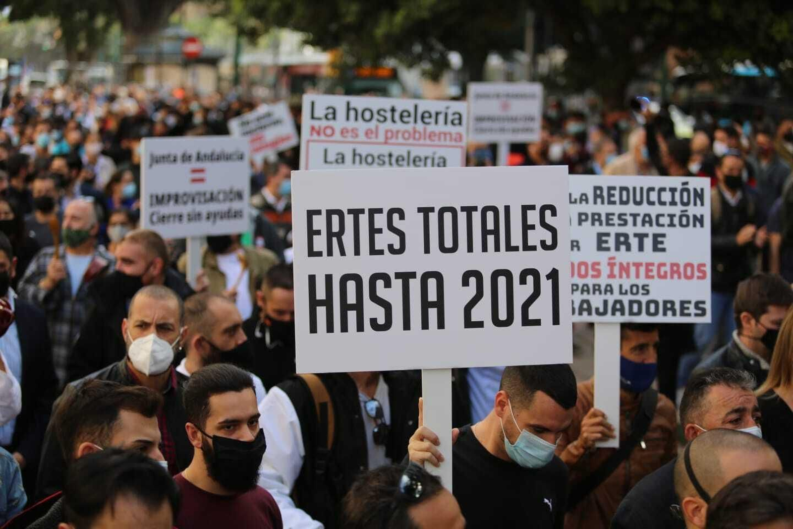 Fotos de la cacerolada de los hosteleros en Málaga, contras las medidas del Covid