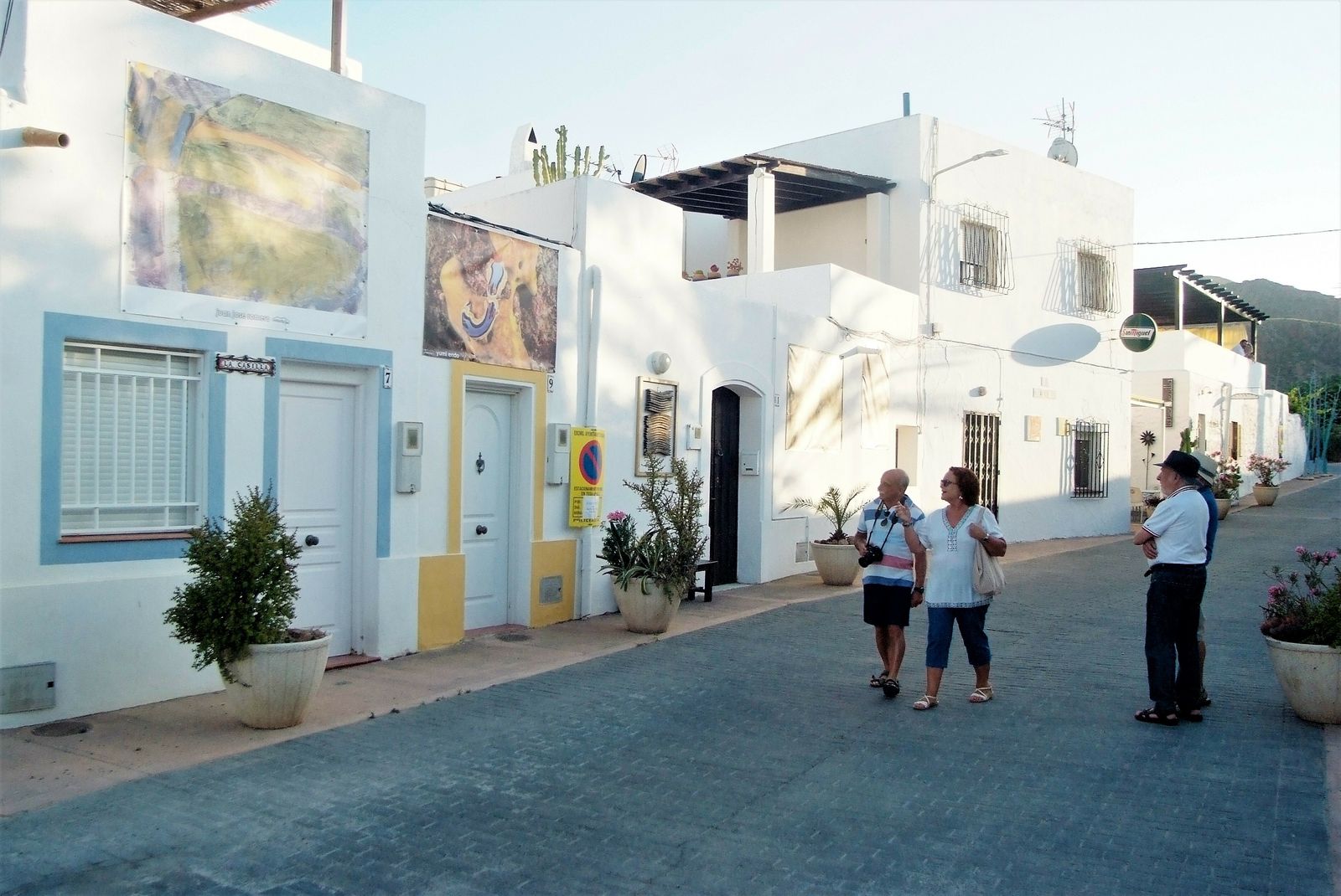 En estos días, las calles de Rodalquilar se convierten en una exposición de arte al aire libre.