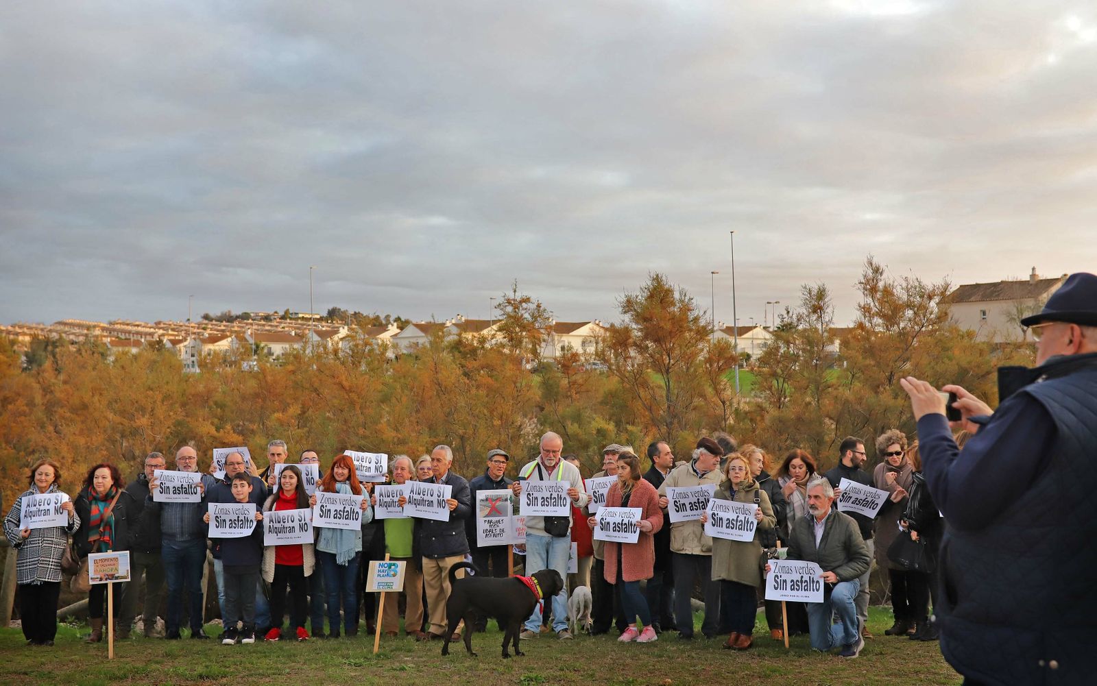 Miembros de Jerez por el Clima, ayer jueves en la Laguna de Torrox acompañados por vecinos y representantes de algunos partidos.