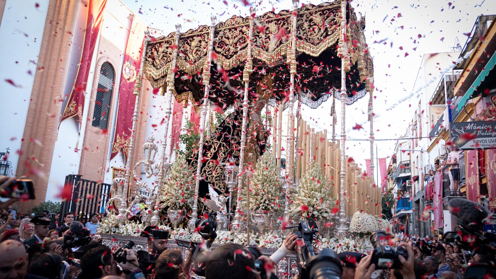 La Virgen de los Dolores bajo una densa lluvia de pétalos