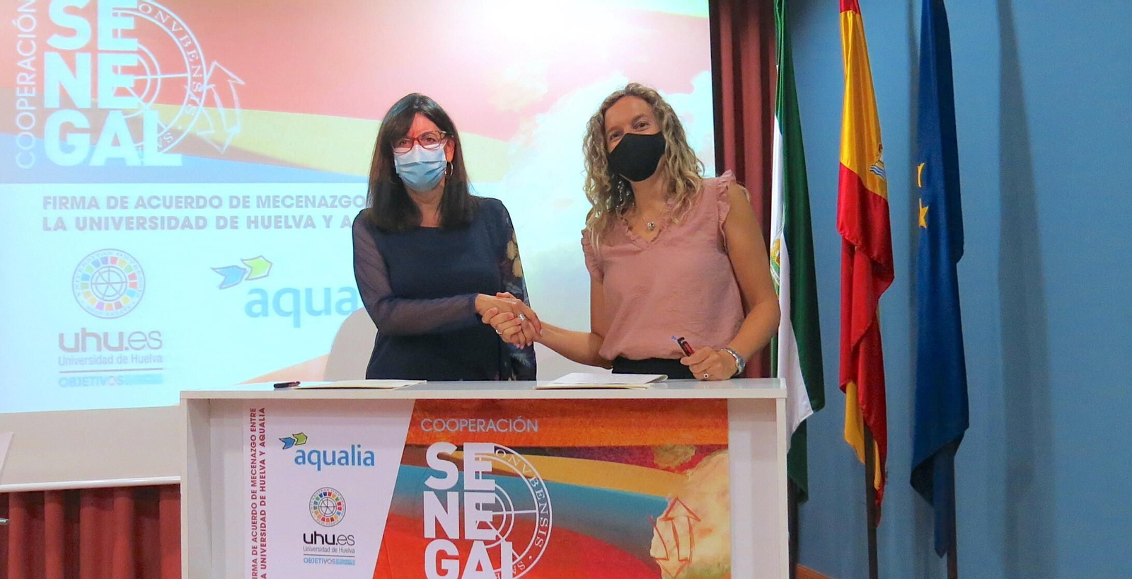 La rectora y la directora de Aqualia tras la firma del acuerdo.