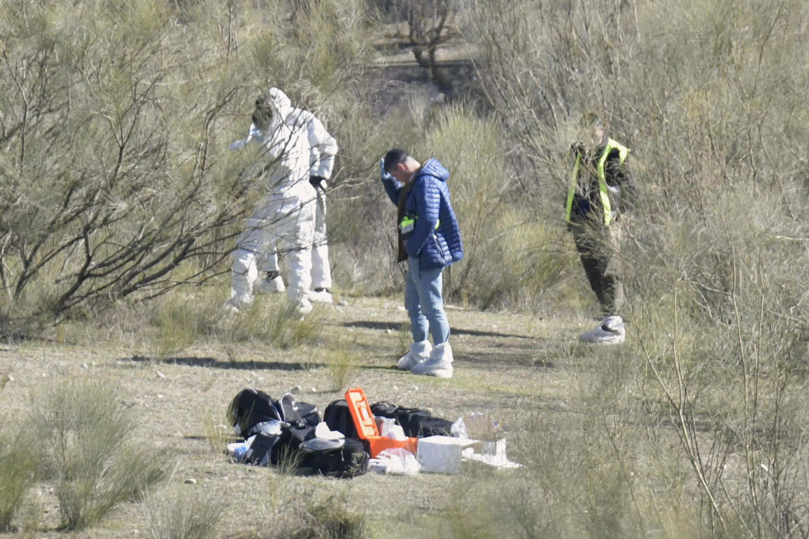 Agentes de la Policía Nacional en el lugar donde se halló el cadáver del bebé.