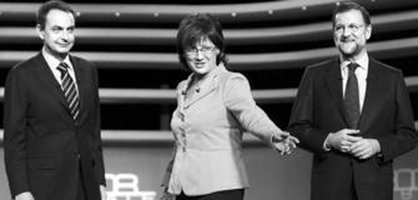 Zapatero y Rajoy, junto a la periodista Olga Viza instantes antes del debate.