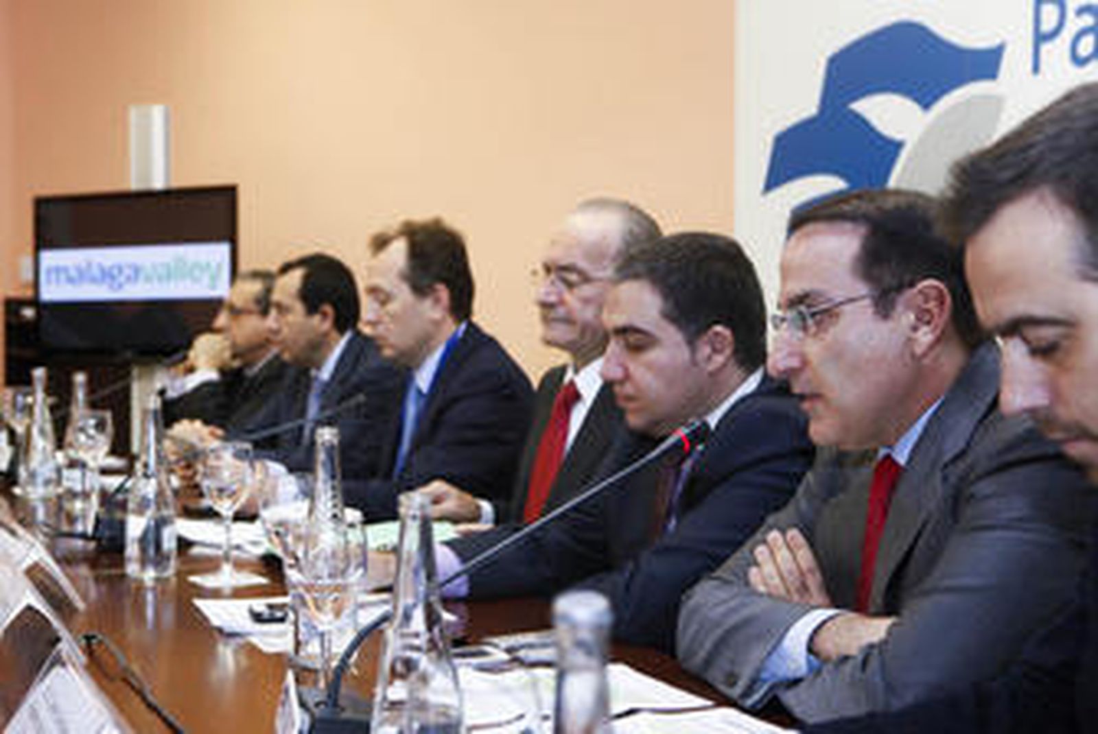 En primer término, De la Torre, Bendodo y González de Lara.