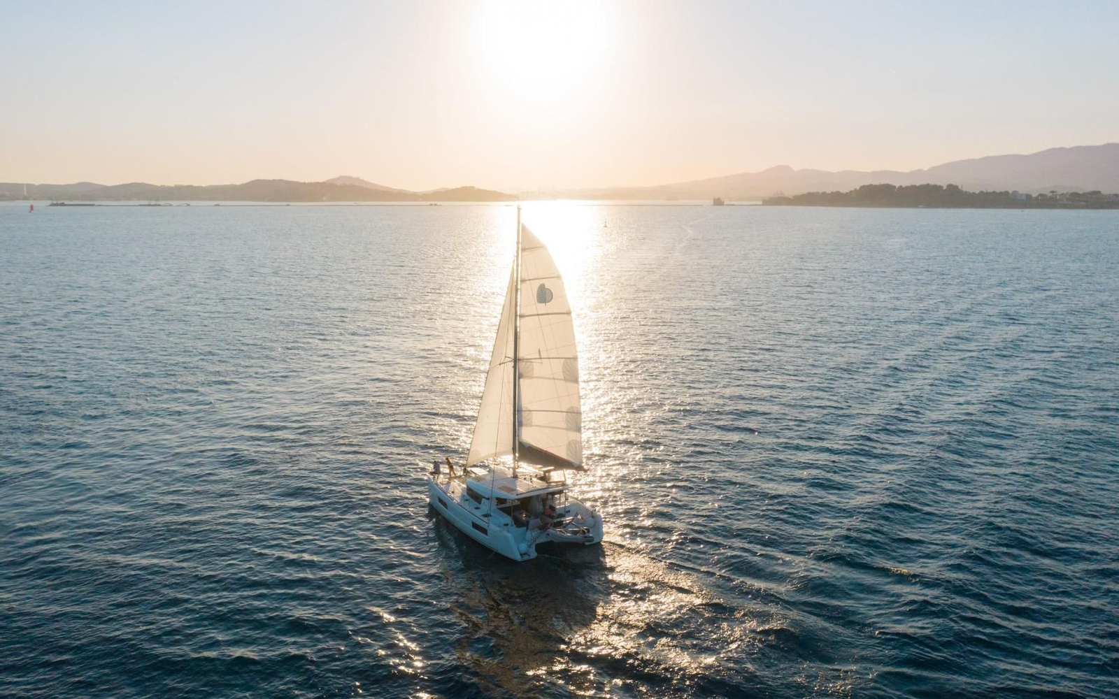 Un catamarán navegando por las costas españolas
