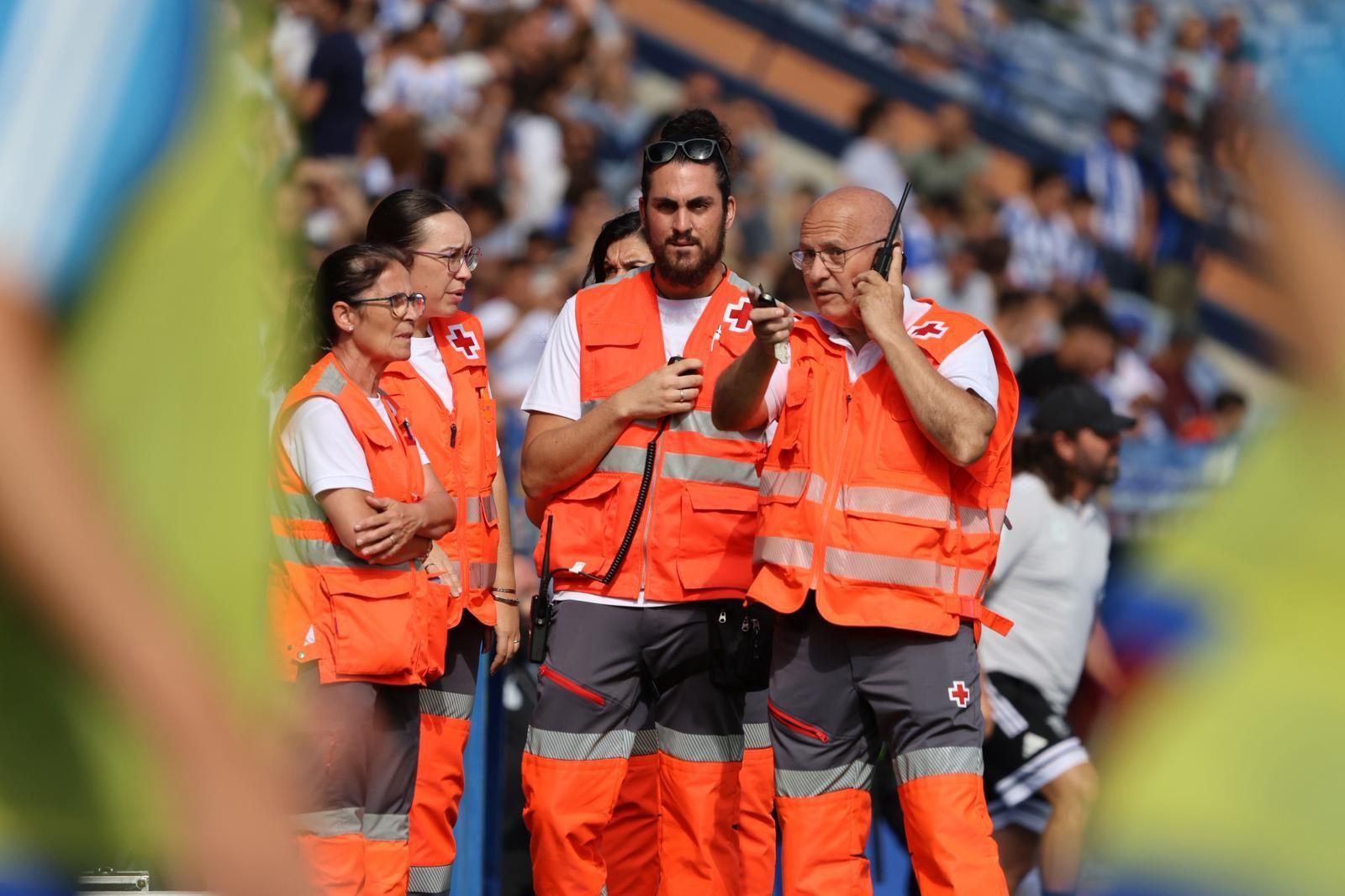 Voluntarios de la Cruz Roja se preparan para atender al aficionado.