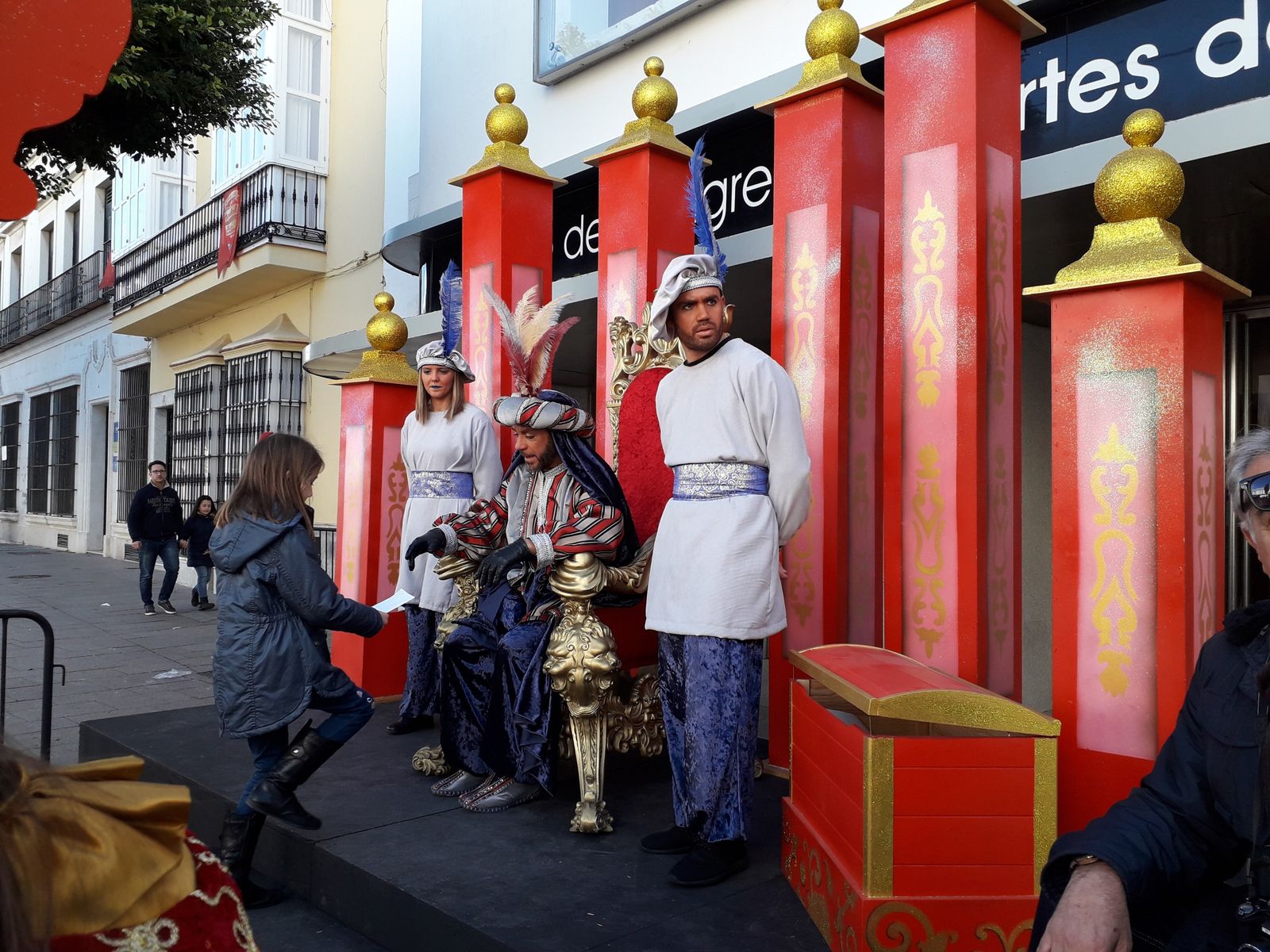 El Heraldo Real recibe la carta de una pequeña, esta mañana ante el centro de congresos.