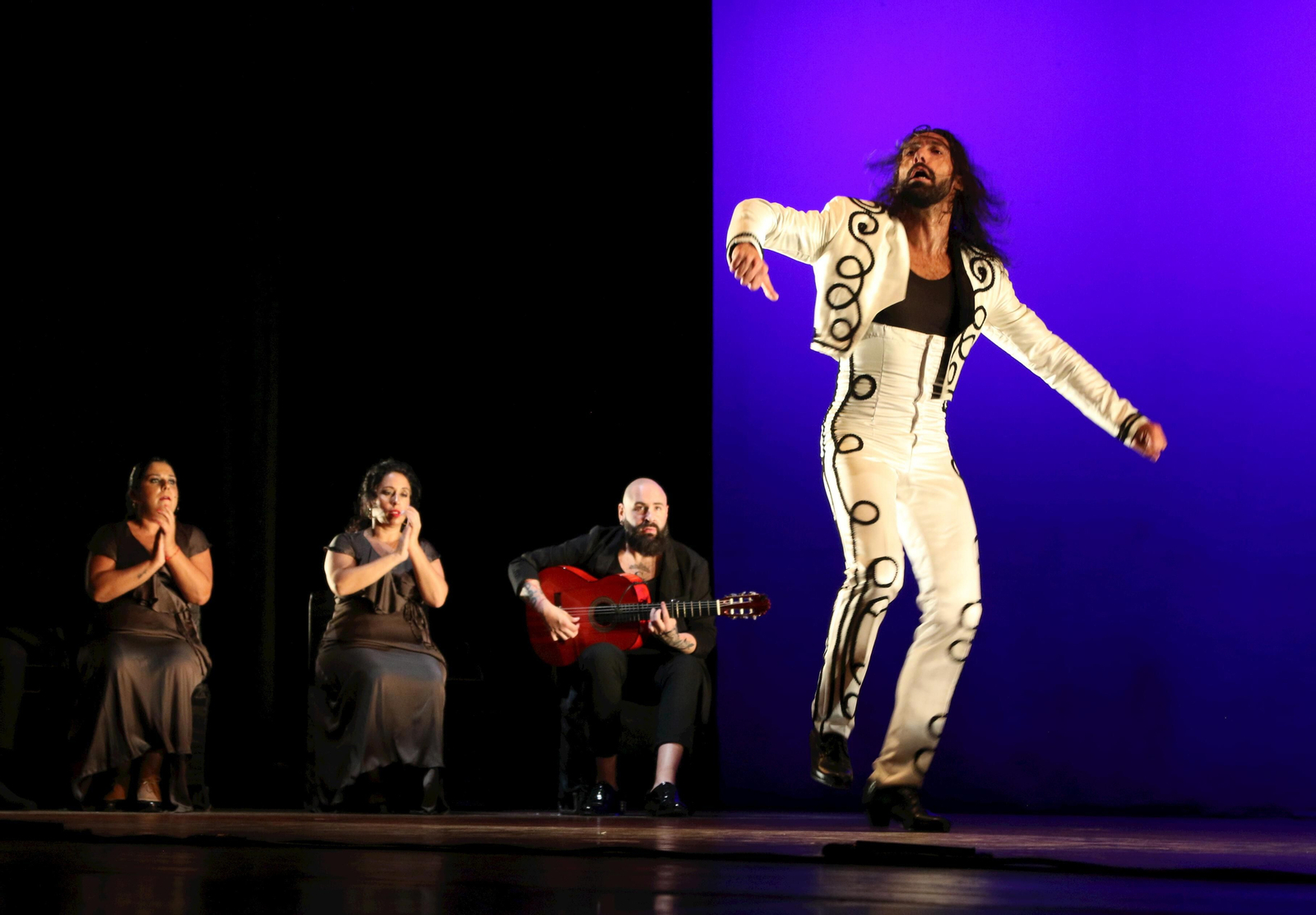 El gaditano Eduardo Guerrero, con Pilar La Jineta, Samara Montañés y Pino Losada, durante la actuación.