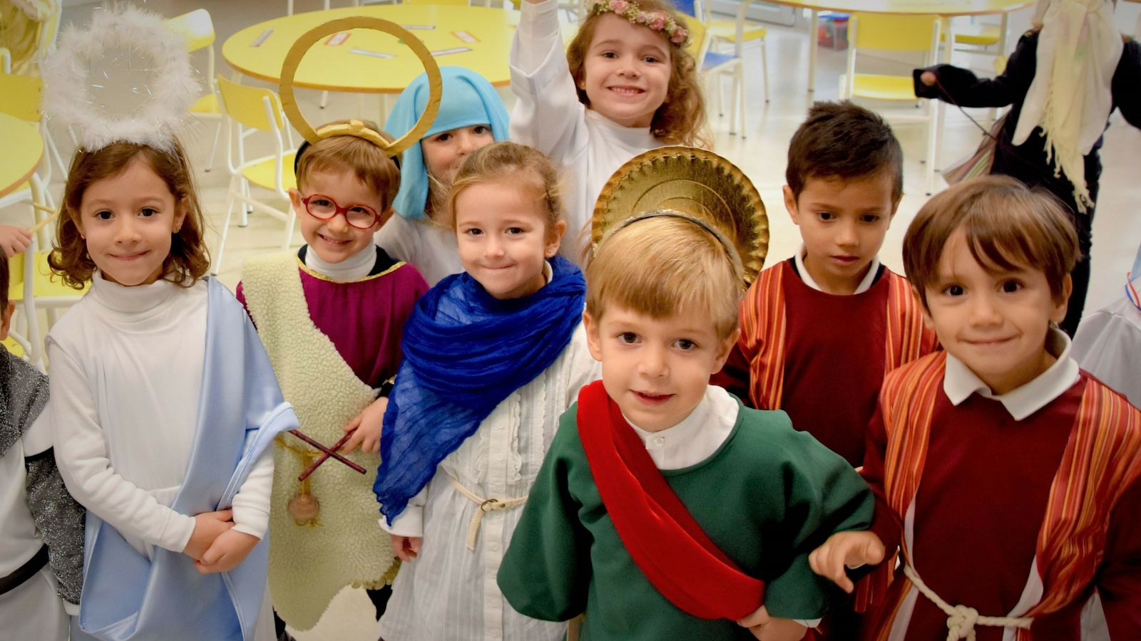 Niños disfrazados de santos, en el Colegio CEU San Pablo.