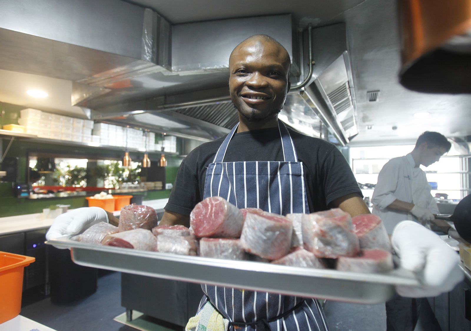 El costamarfileño Mohamed Kallon, en pleno trabajo en la cocina del restaurante Seis.