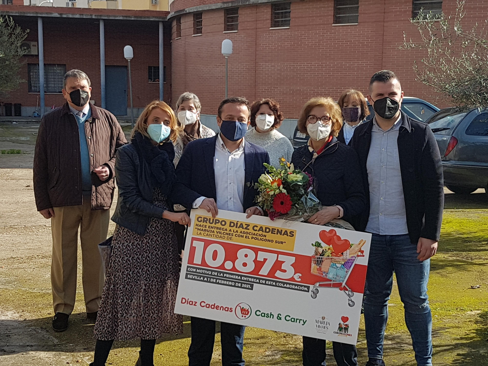 Maruja Vilches y su equipo junto a Francisco J. Díaz Cadenas y parte de su equipo.