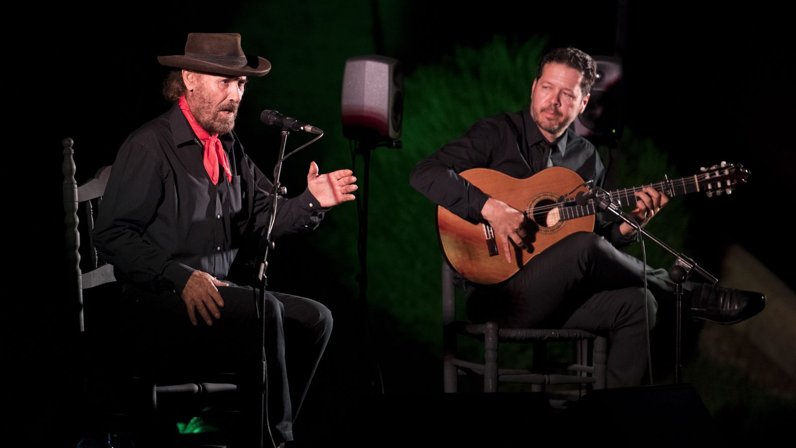 El Cabrero, junto al guitarrista Manuel Herrera