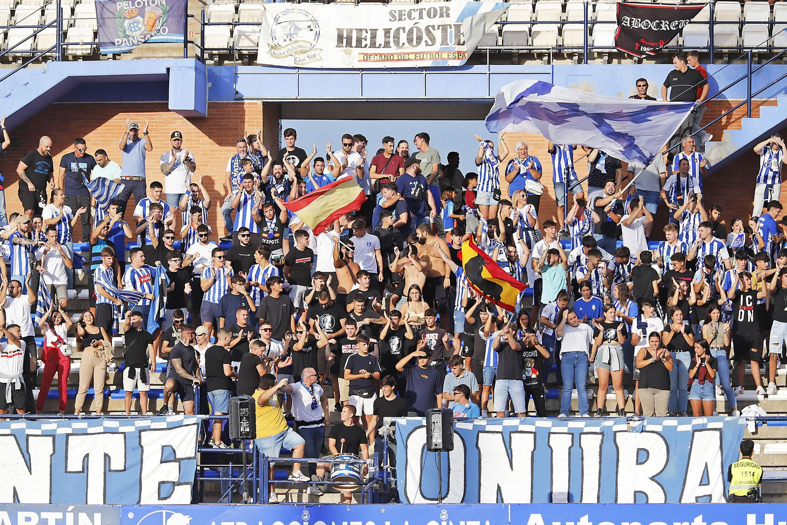 Imágenes del ambiente en el Recreativo de Huelva y Antequera CF