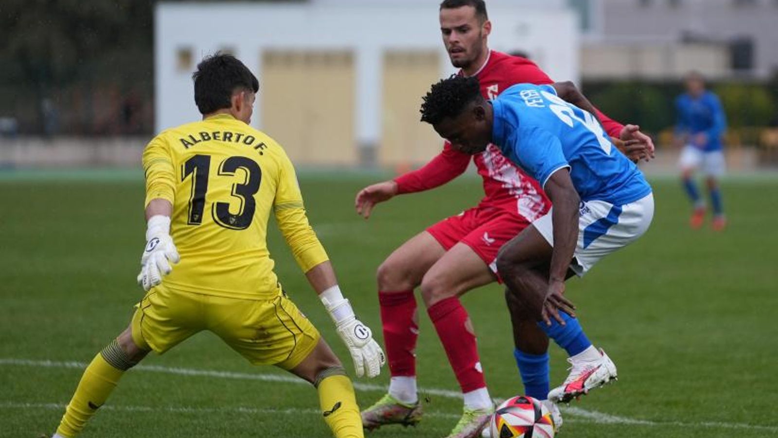 Peter intenta driblar a Alberto Flores ante Ramón Martínez en una clara ocasión local.
