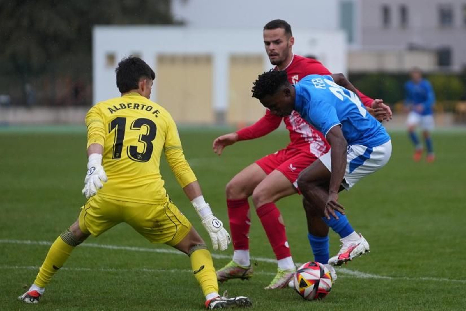 Peter intenta driblar a Alberto Flores ante Ramón Martínez en una clara ocasión local.