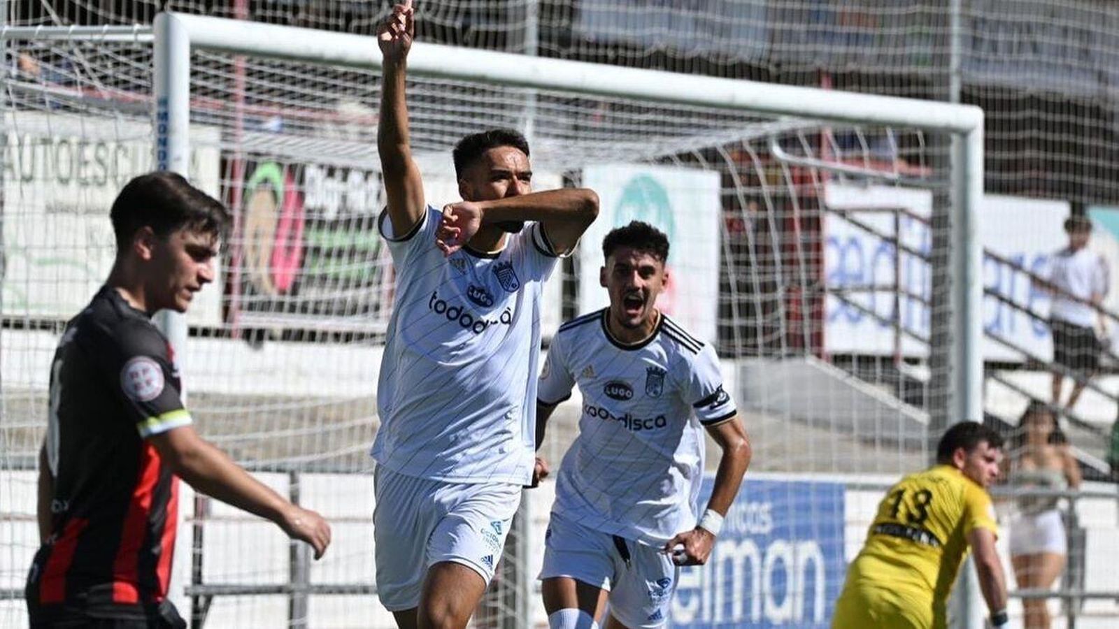 Diego Domínguez, feliz tras conseguir el 0-1 en el Carlos Marchena.