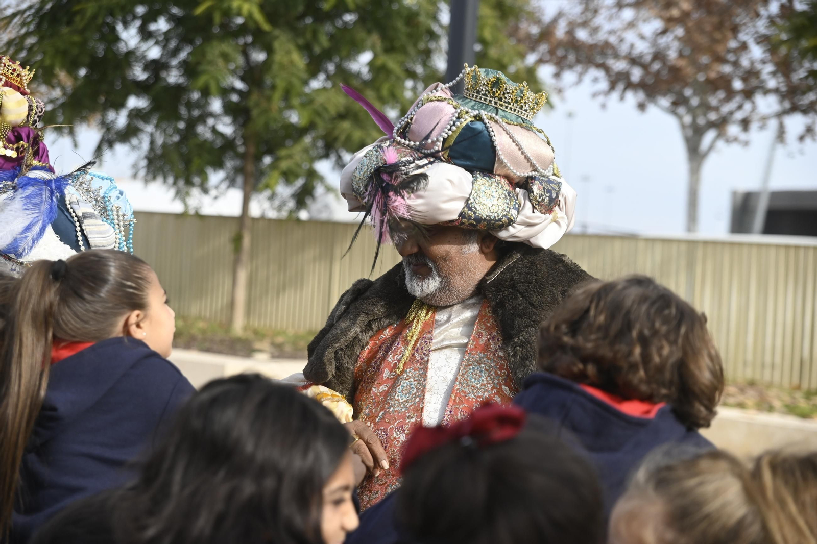 Los Reyes Magos visitan el mercadillo de El Arenal