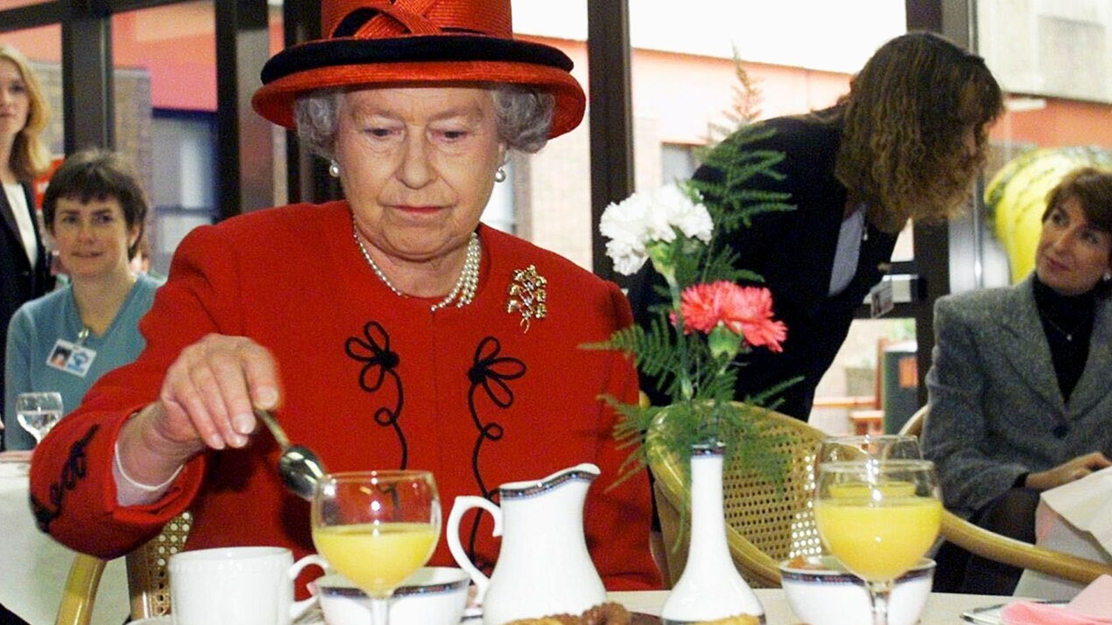 Isabel II toma un desayuno en el que no falta el zumo de naranja.
