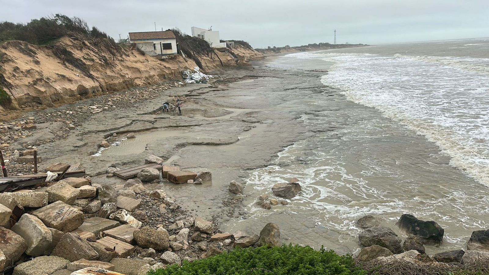 Imagen del estado de la playa de Punta Candor, en Rota, tras el paso de los continuos temporales.