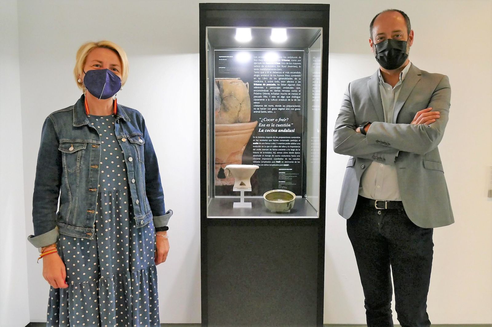 Eloisa Cabrera junto a Carlos Fernández y la pieza del mes.