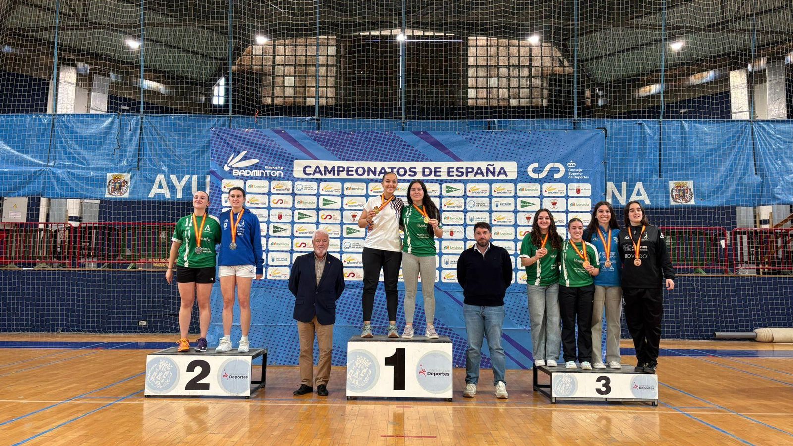 Cristina Teruel junto a Sonia Martínez subida al primer cajón del podio tras llevarse el título en el dobles.