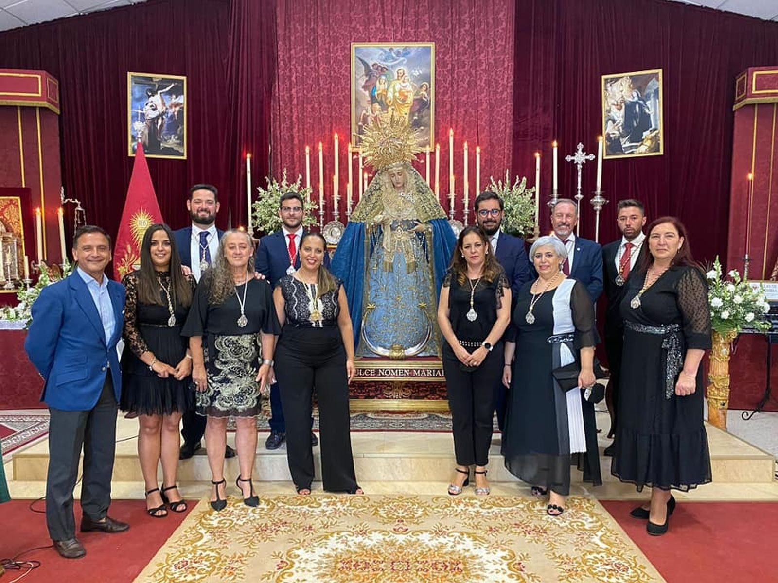 La Junta de Gobierno de la Hermandad del Amor, durante el acto de toma de posesión junto a la titular mariana de la cofradía.