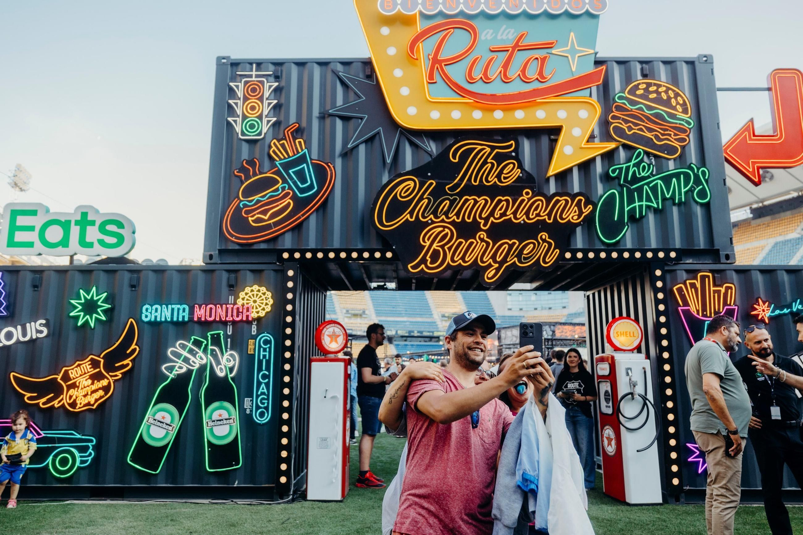 El pórtico de entrada al estadio Nuevo Mirandilla está inspirado en las carreteras de Estados Unidos