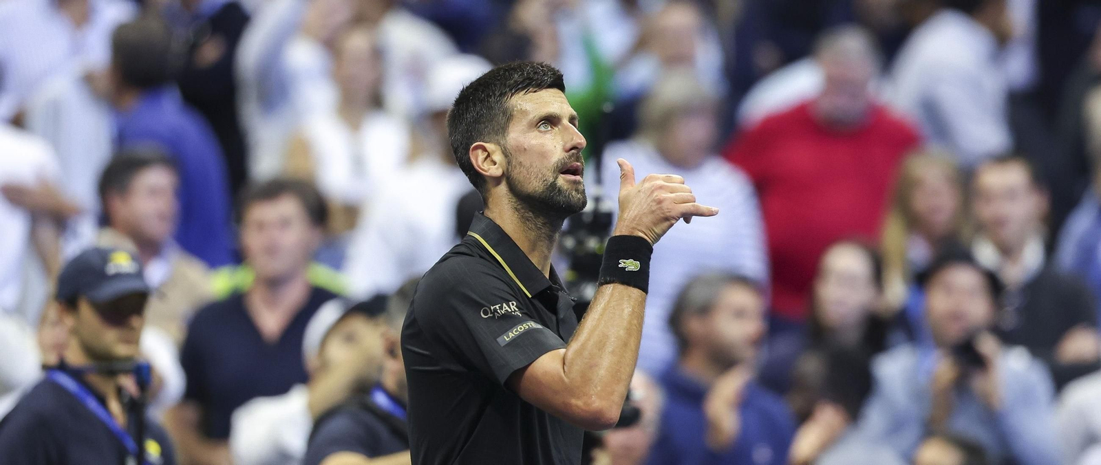 Djokovic hace un gesto tras ganar un punto ante Fritz.
