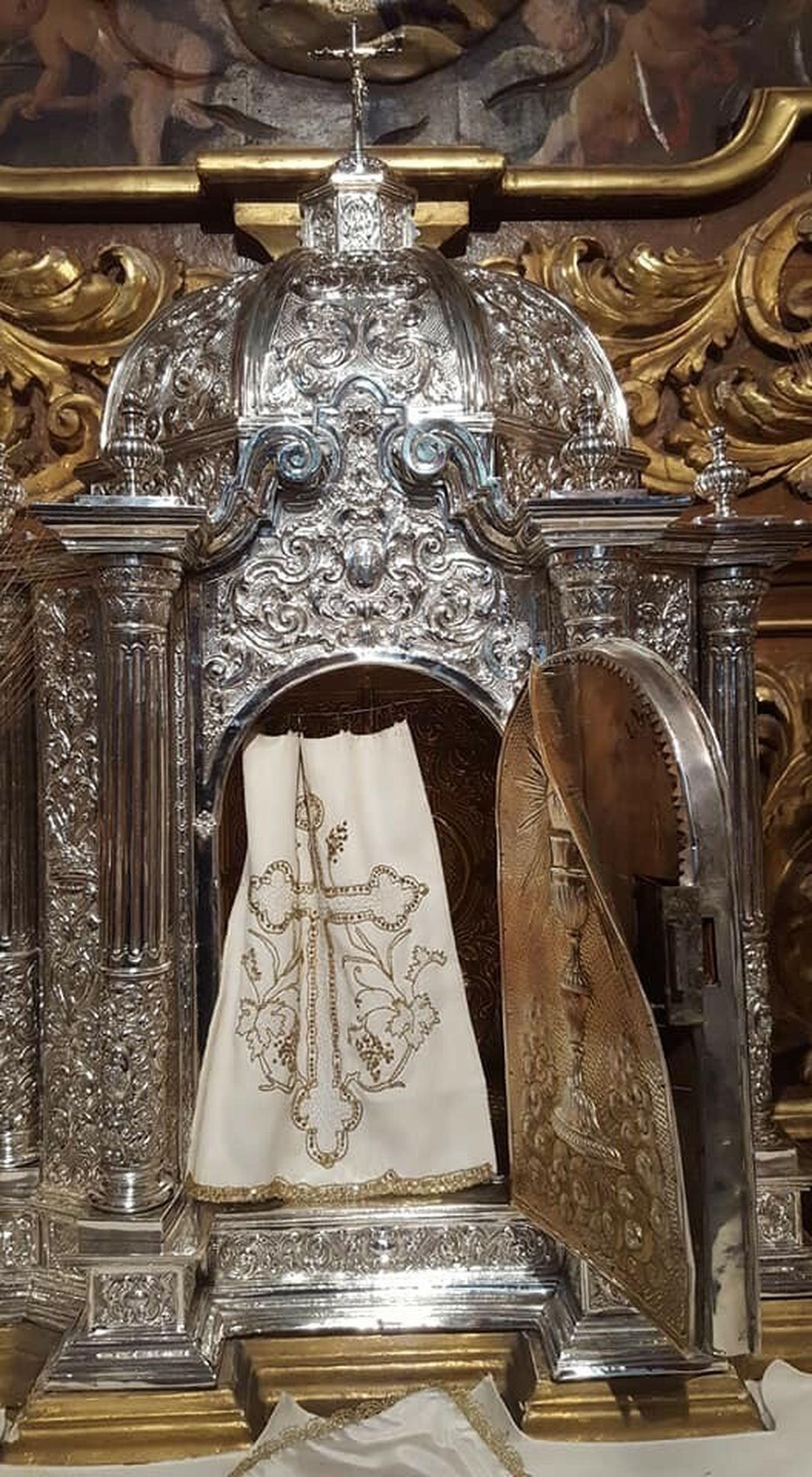 El sagrario de la parroquia de Carrión de los Céspedes, profanado y destrozado.