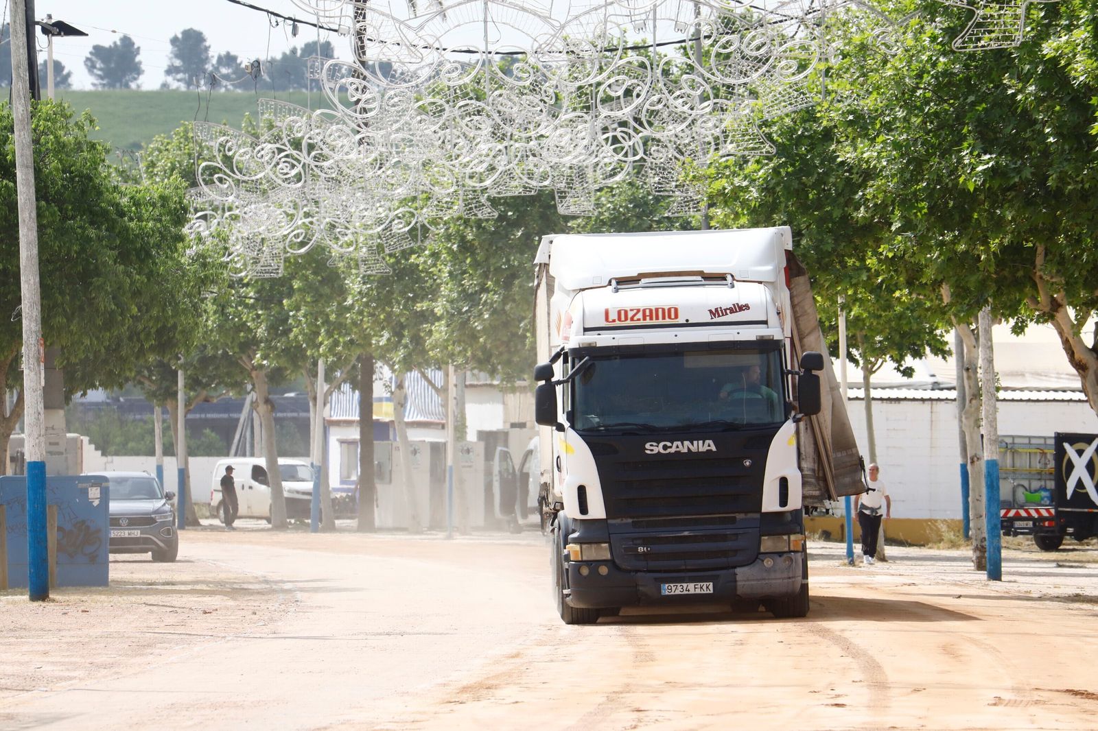 El inicio del montaje de la Feria de Córdoba en El Arenal, en imágenes