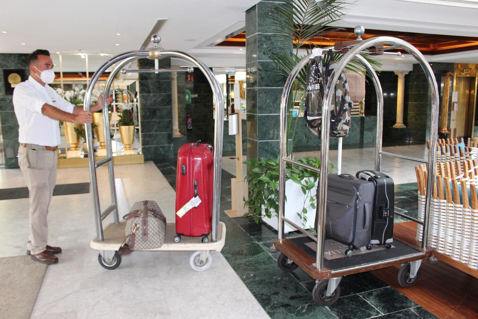 Un trabajador en un hotel de la Costa del Sol.