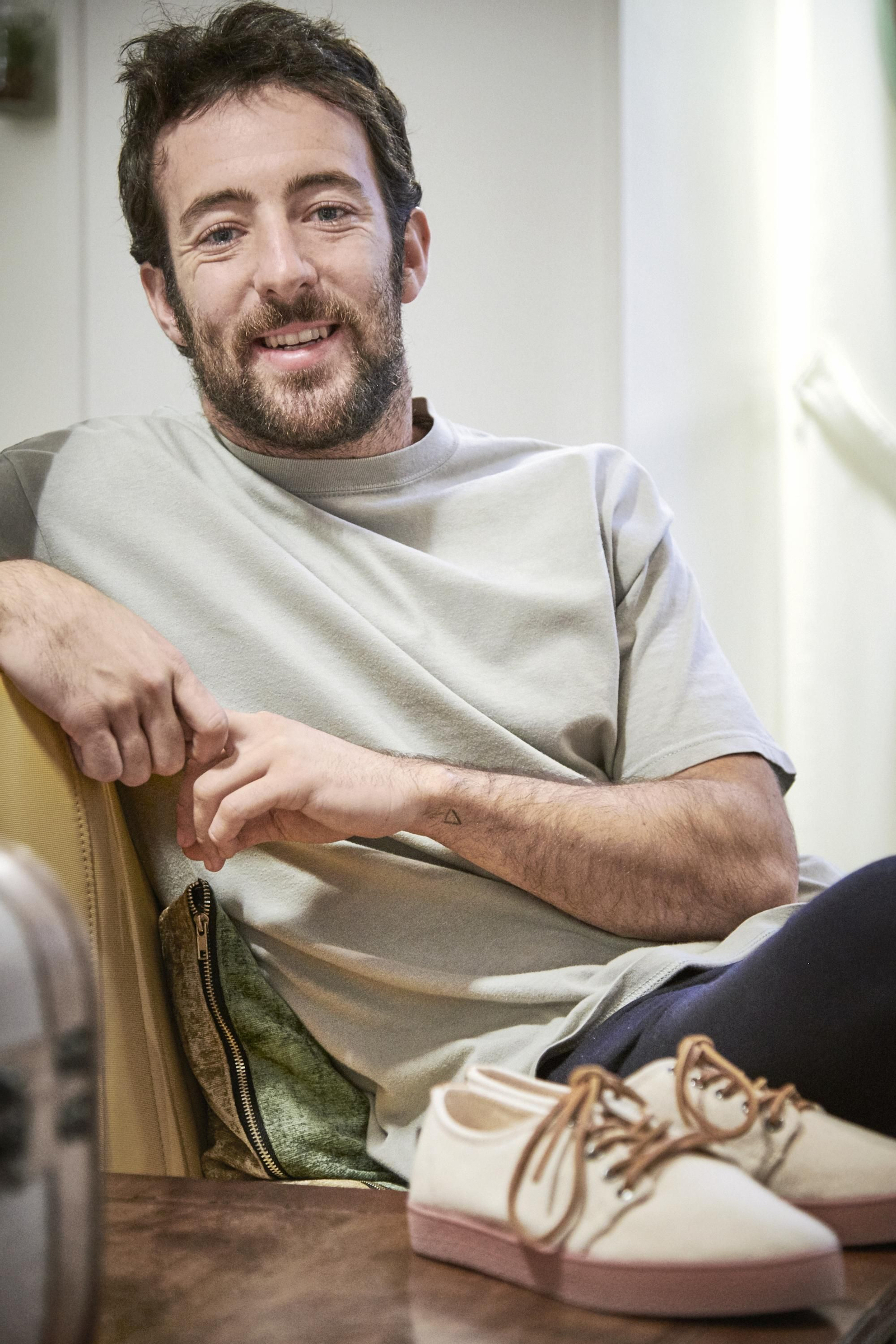 Jaime Garrastazu posa con unos zapatillas de la marca.