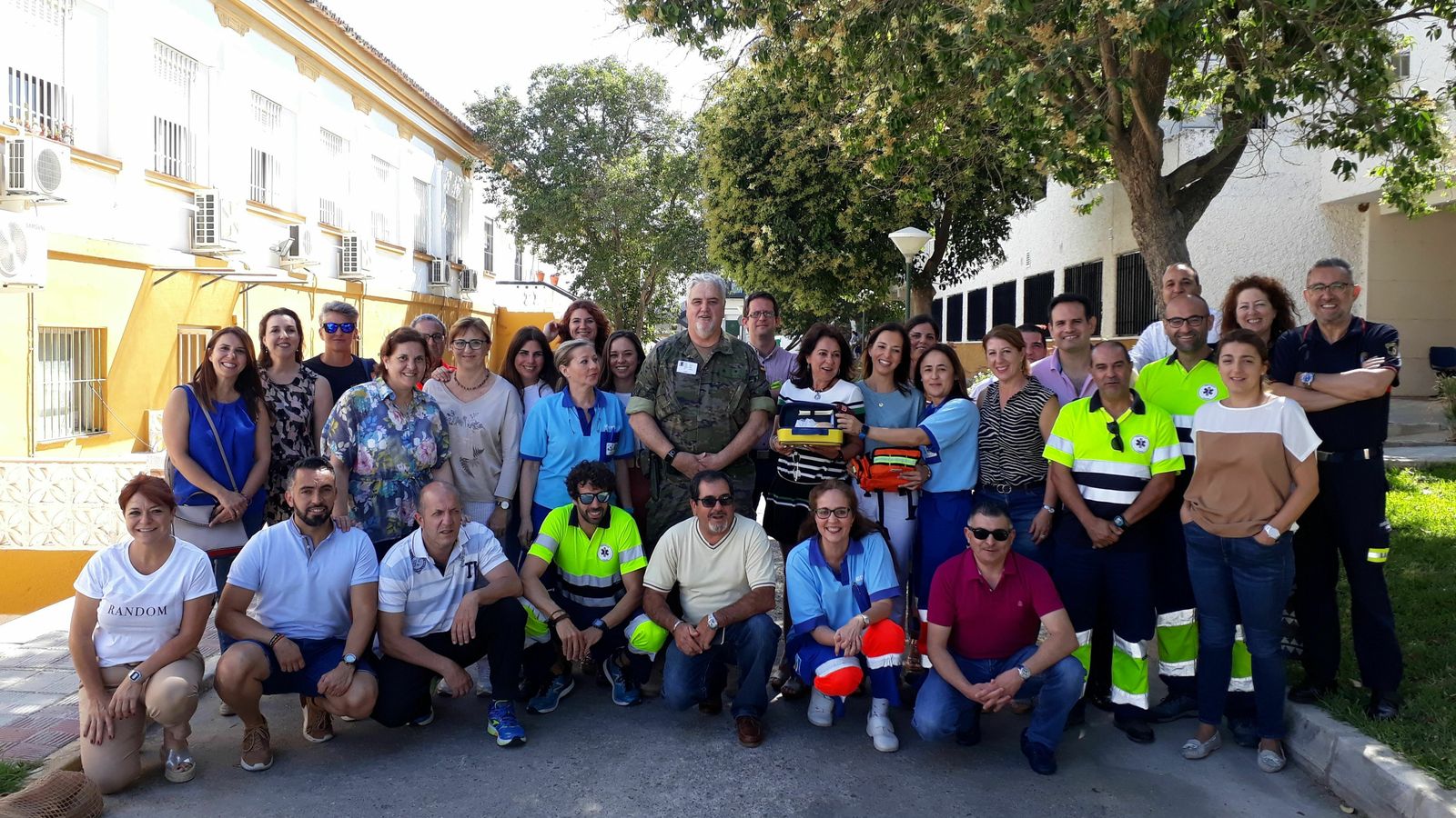 Un grupo de profesionales de Urgencias Extrahospitalarias del Área Sur de Sevilla junto a sus docentes, expertos en hemorragias graves.
